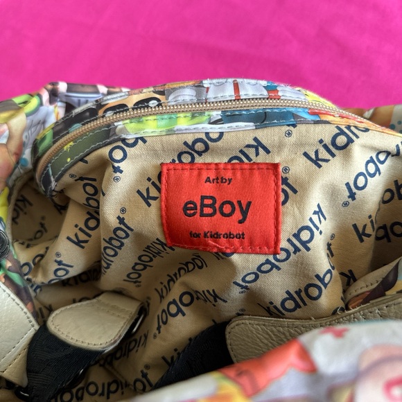 Vintage Harajuku/Kidrobot collaboration. Large shoulder bag with character print - Picture 3 of 8